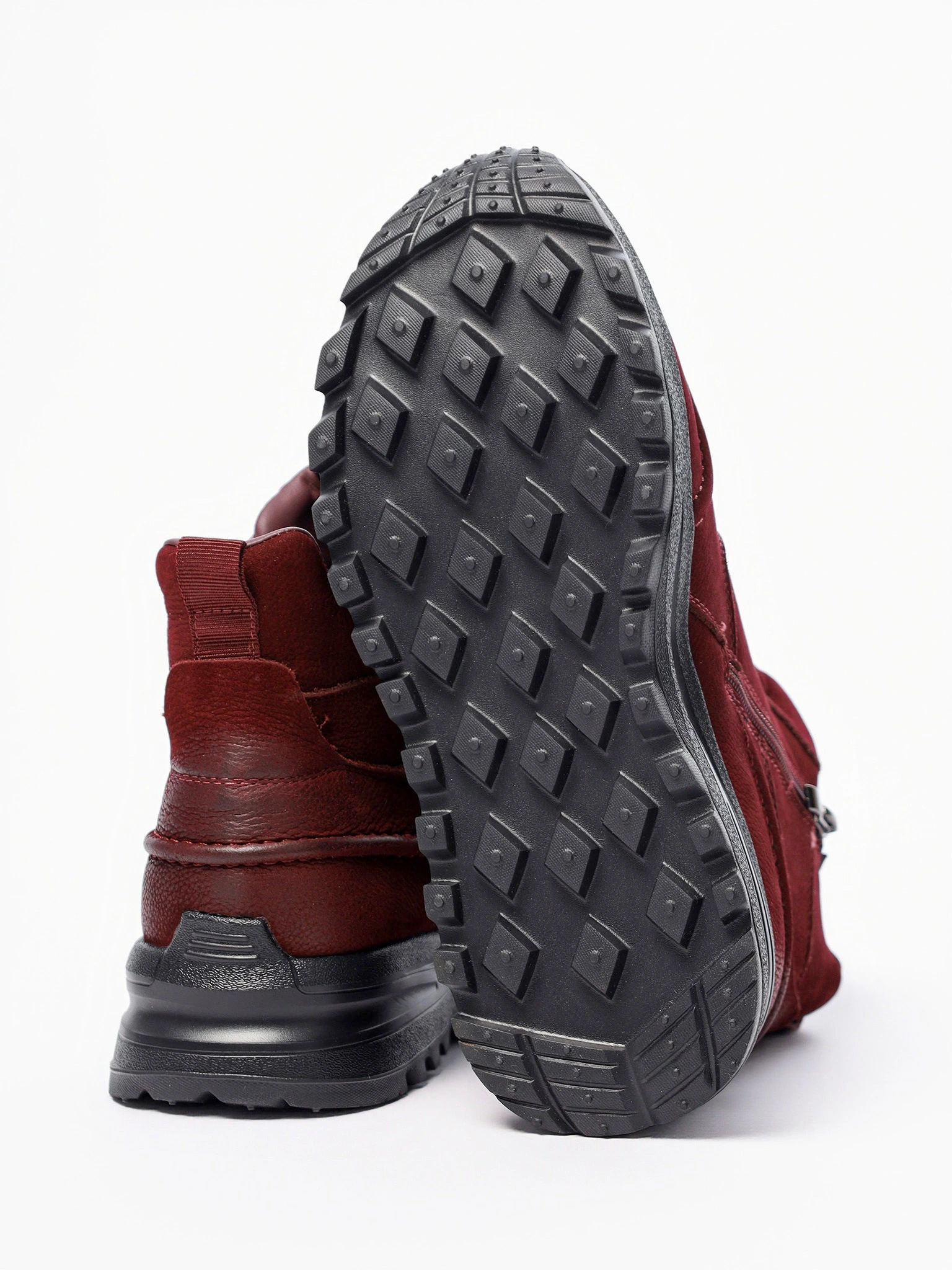 Кроссовки бордового цвета на рельефной подошве